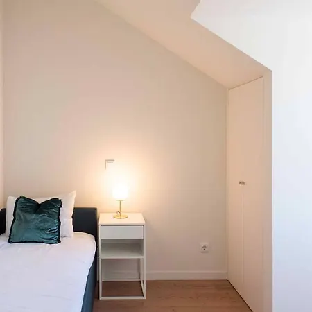 Pardal 2b - Penthouse In Alcantara - Parking Nearby Apartment